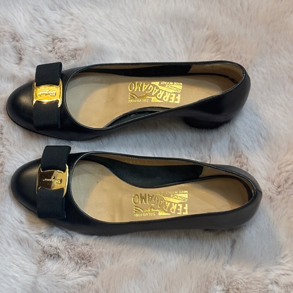 FERRAGAMO Women’s Vara Leather Pumps Sz 4 B Black/Gold